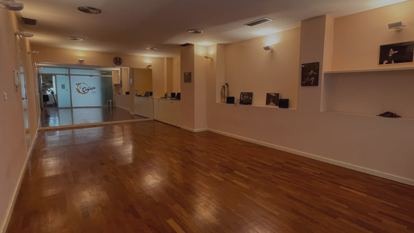 Alquier de salas de baile en Barcelona para residencias artisticas, talleres intensivos, clases semanales.
